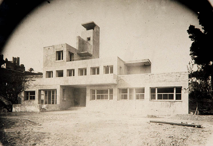 La villa en chantier. Façade sud après la pose des menuiseries.