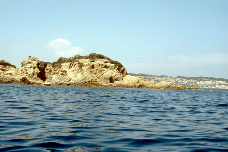 Vue de situation prise de la mer.