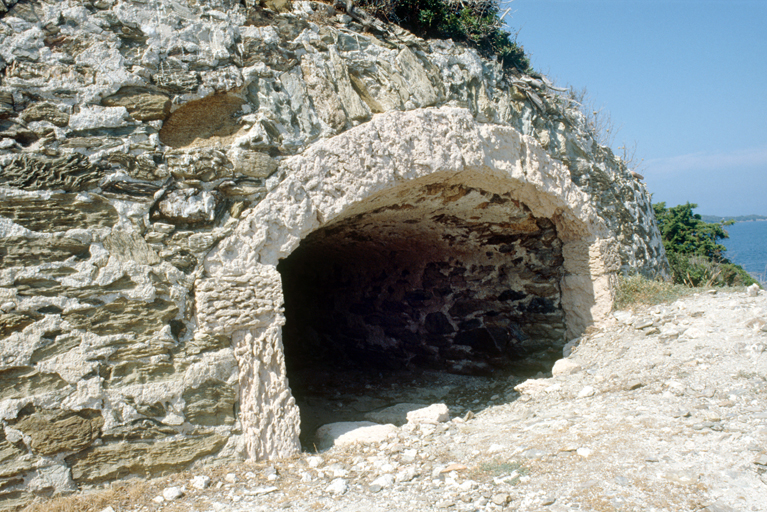 Elévation extérieure. Embrasure à canon.