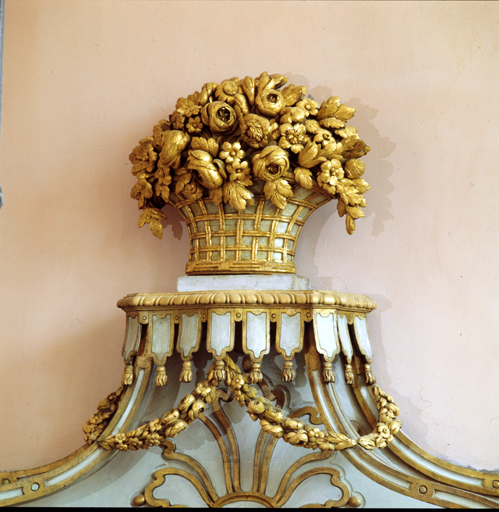Détail du décor : corbeille (après restauration).