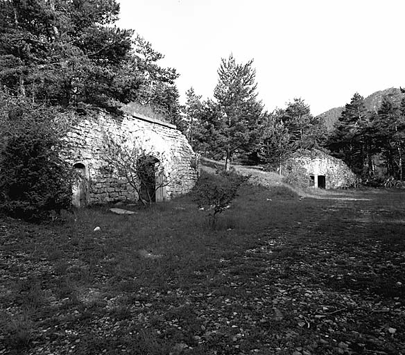 Intérieur de l'ouvrage pris du nord. A gauche, traverse A. A droite, traverse B.