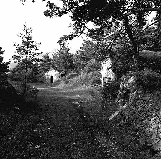 Intérieur de l'ouvrage pris du sud depuis l'entrée. Au fond, la traverse A.