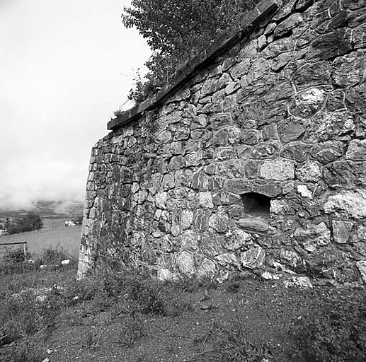 Détail de l'escarpe de la face sud-est.