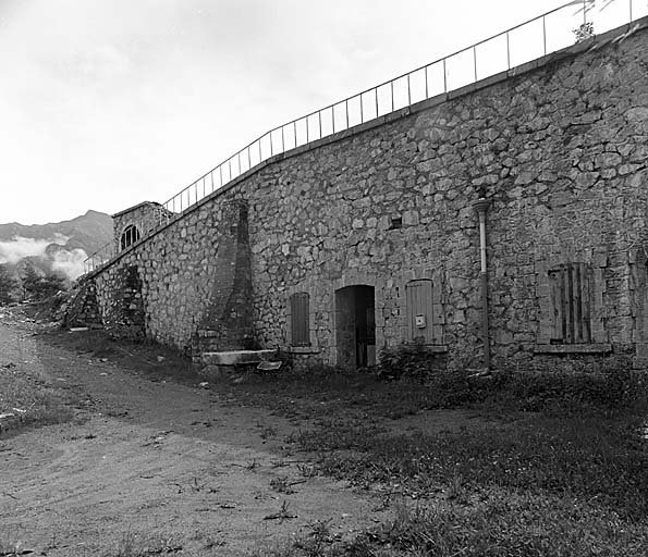 Bâtiment A. Façade. A l'arrière, à gauche, traverse G.