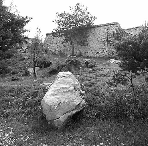 Front de gorge. Vue extérieure prise de l'ouest.