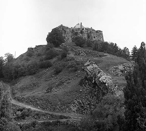 Le fort vu du sud-est. Route d'accès, glacis sud-est et front 1-2.