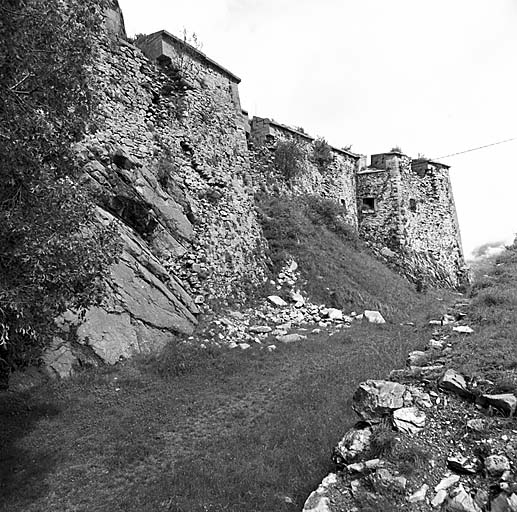 Front sud-est (1-2). A droite, le demi-bastion 1, à gauche, demi-bastion 2.