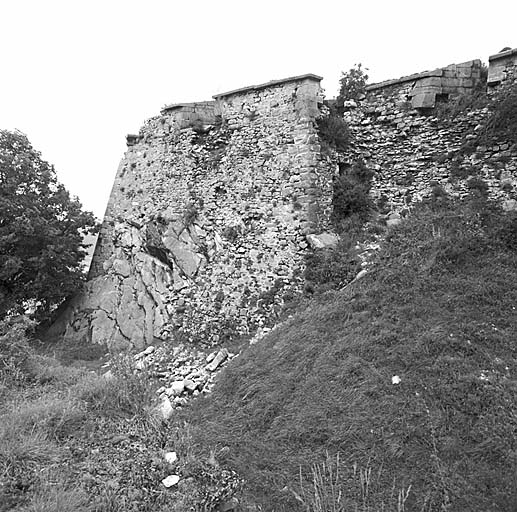 Demi-bastion n° 2. En haut, à gauche, cul-de-lampe de l'échauguette d'angle détruite.