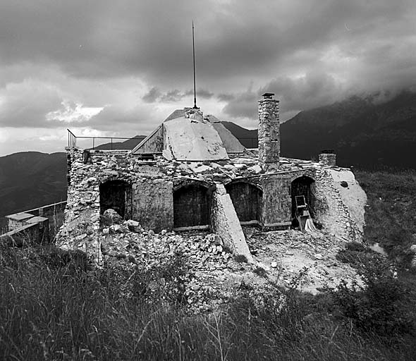 Bâtiment A. Face sud après l'enlèvement des terrassements.