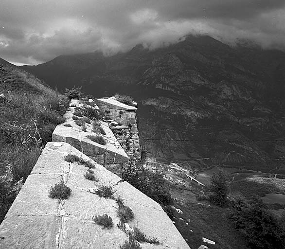 Vue d'enfilade de la courtine 2-1 prise vers le nord-est. Au deuxième plan, bastion 1. A l'arrière-plan, vallée de l'Ubaye et massif du Morgon.