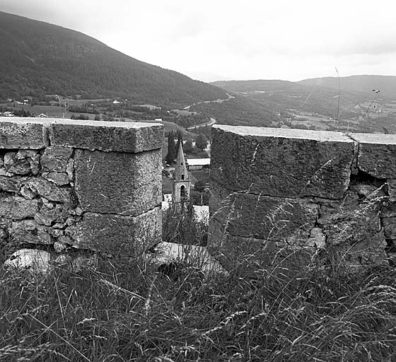 L'église du village prise par une embrasure de la courtine sud-ouest.