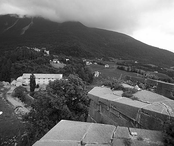 Vue prise du bastion 2 vers le sud-est. Au deuxième plan, la caserne Courtigis et, derrière, la redoute du Chaudon. Au fond, les pentes de Dormillouse.