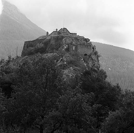 Le fort vu du nord. En avant, ouvrage de la porte de secours.