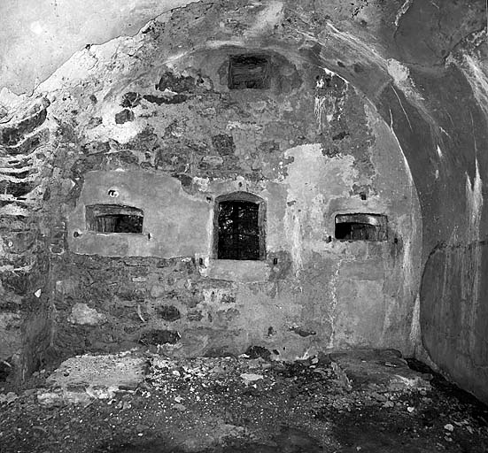 Vue intérieure de la façade d'une casemate.