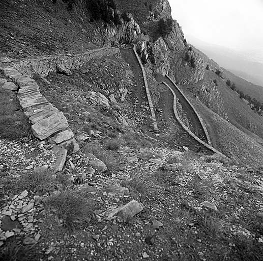 Lacets de la route militaire à proximité de l'ouvrage.