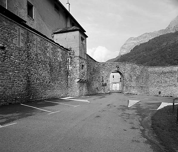 Rentrant nord-ouest vu du nord. A gauche, arrière de la caserne Gassendi et bâtiment des latrines. A droite, passage dit porte des Tennis.