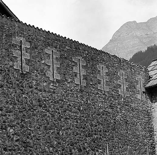 Front nord. Vue rapprochée de la courtine entre la porte de Savoie et la tour Saint Joseph. A l'arrière plan, rocher de la Barre du Puy.