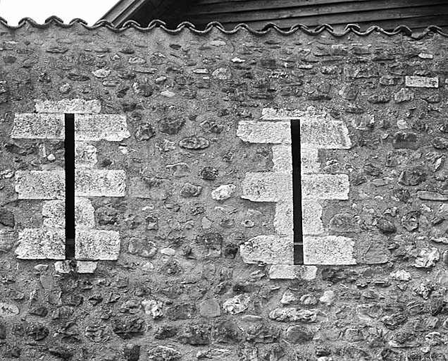 Détail des créneaux de fusillade de la courtine entre la porte de Savoie et la tour Saint-Joseph.