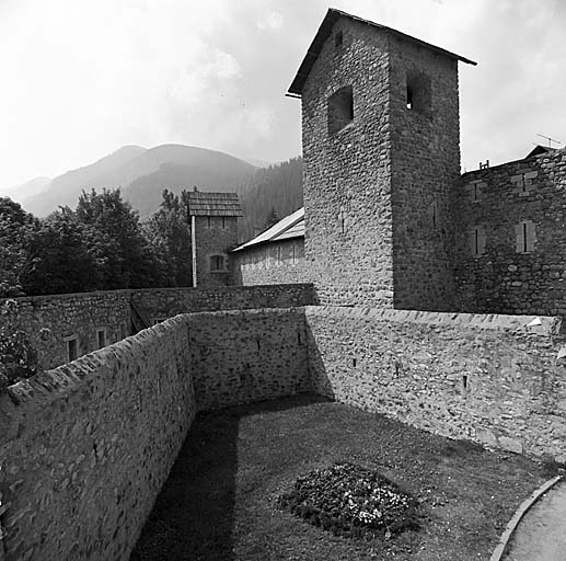 Porte de Savoie. Vue intérieure du réduit prise du haut du parados de la face gauche. Au fond, la tour Clarian.