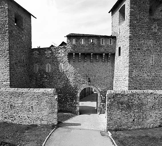 Porte et avant-porte de Savoie prises de face depuis le réduit.