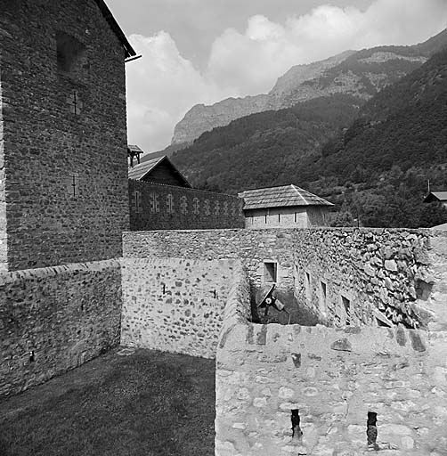 Porte de Savoie. Détail de la crête d'infanterie de gauche du réduit. A gauche, tour de gauche et, à droite, tour Saint-Joseph.