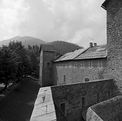 Le front est vu obliquement du haut du réduit de la porte de Savoie, vers la tour Clarian.