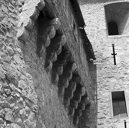 Porte de Savoie. Galerie de mâchicoulis et flanc droit de la tour de gauche.