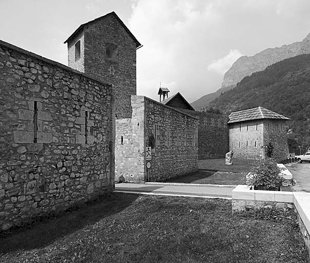 Front nord, vue partielle prise vers le nord-ouest. A gauche, réduit et tour de gauche de la porte de Savoie. A droite, tour Saint-Joseph.