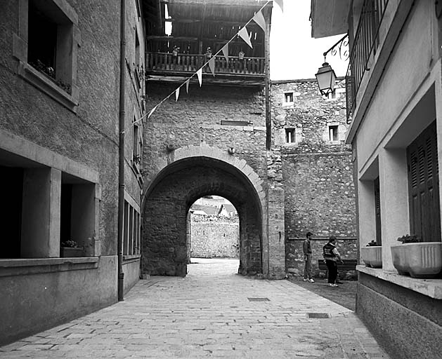 Porte de Savoie. Vue intérieure prise dans l'axe du passage.