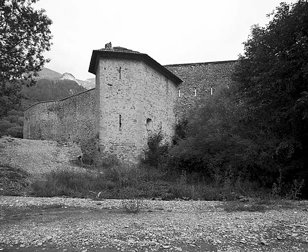 Front nord-ouest. Tour du Verdon vue du lit de la rivière.