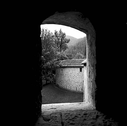 La tour Dauphine vue par l'embrasure du flanc droit de la tour Clarian.