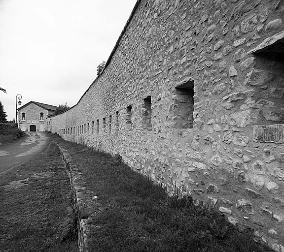 Partie nord-ouest. Vue intérieure de l'enceinte prise obliquement vers le sud. Au fond, l'ancien arsenal.