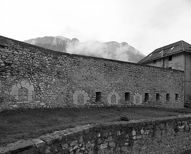 Rentrant nord-ouest. Vue intérieure de la batterie. A droite, la caserne Gassendi.