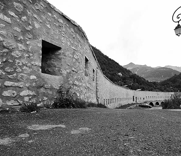 Partie nord-ouest. Vue intérieure de la muraille prise obliquement vers le nord.