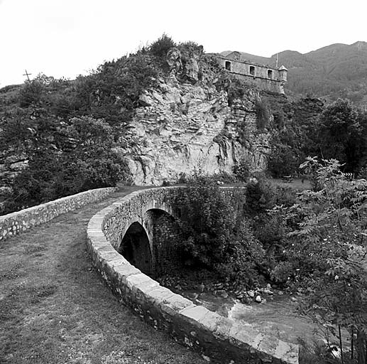 Pont de Saint-Roch (sur le Verdon, ancienne route de Provence) vu de l'est. A droite, le fort de France.