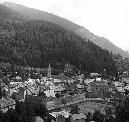 Partie nord-est de la ville vue du nord. (Moitié gauche d'un assemblage panoramique).