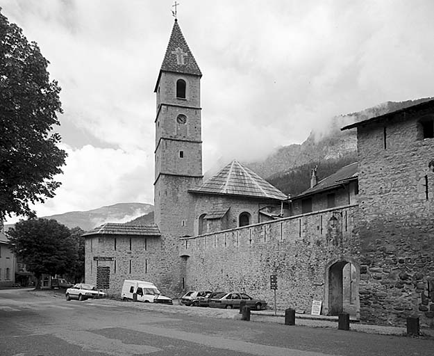 Le front sud-est vu obliquement du nord-est. A droite, la tour Gravier. A gauche, l'église et la tour de la Sacristie.