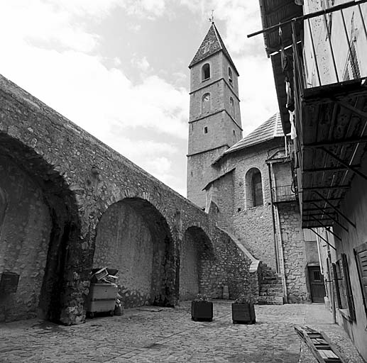 Front sud-est. Le revers de la courtine vu du nord-est depuis la porte de la Boulangerie vers le choeur de l'église. Remarquer les arcs de décharge portant le chemin de ronde.