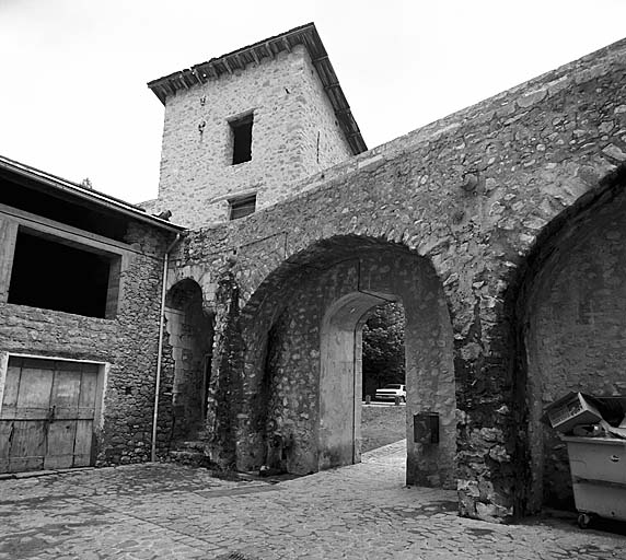 Vue intérieure du passage dit porte de la Boulangerie. A gauche, arrière de la tour Gravier. Remarquer les arcs en décharge portant le chemin de ronde.