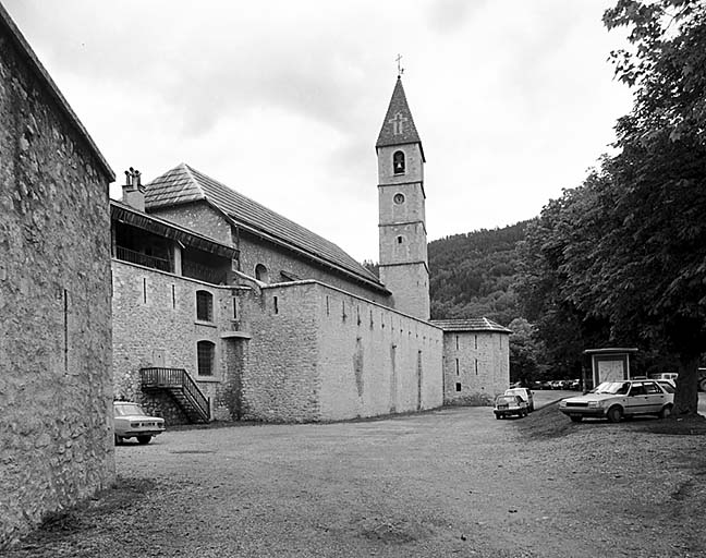 Front sud-est vu obliquement depuis la face gauche du réduit de la porte de France (au premier plan, à gauche). L'église et la tour de la sacristie.