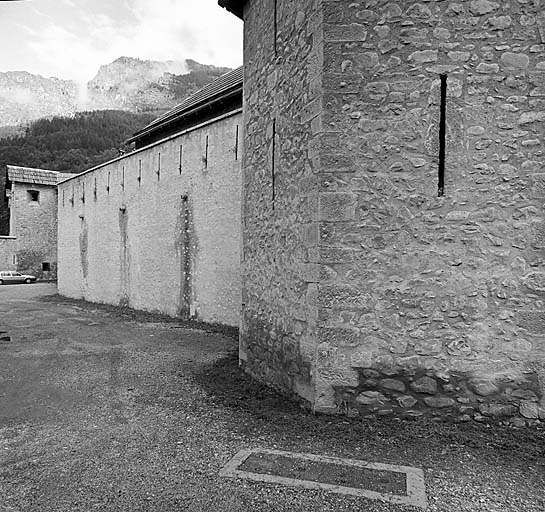 La porte de France vue obliquement depuis la tour de la Sacristie.