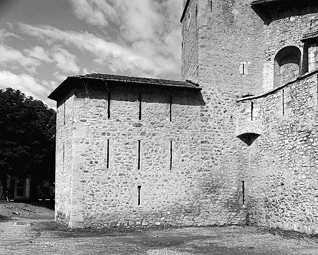 Front sud-est. Tour de la Sacristie et, derrière, base du clocher et murs de l'église.