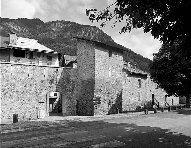 Front sud-est. Tour Gravier et passage dit porte de la Boulangerie.