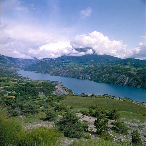 Vue lointaine du site et de la vallée de l'Ubaye prise du nord-ouest.