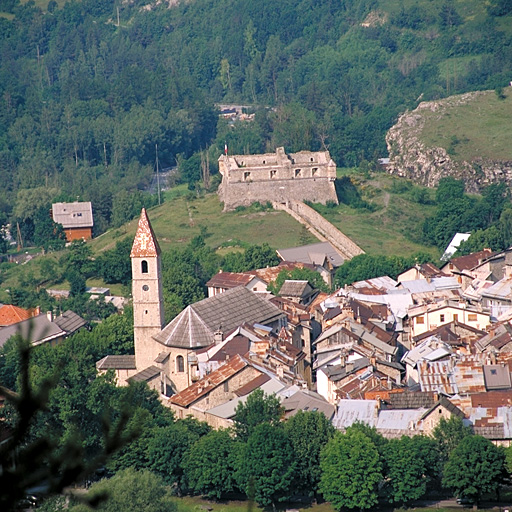 Vue de la partie sud de la ville prise du nord-est depuis les lacets de la route du col des Champs. En arrière, le fort de France. (Moitié gauche d'un assemblage panoramique). ; 