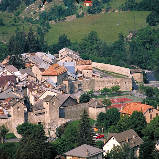 Vue de la partie nord de la ville prise du nord-ouest depuis la route du col des Champs. En bas, à gauche, porte de Savoie, à l'extrême droite, tour du Verdon. (Moitié droite d'un assemblage panoramique).