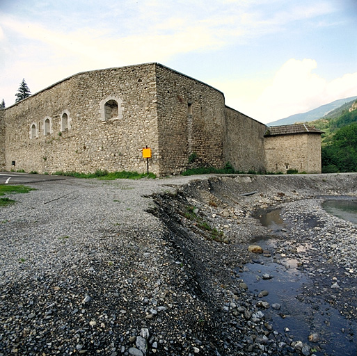 Jonction du rentrant nord-ouest (à gauche) et du front du Verdon (à droite). A droite, tour du Verdon et lit du torrent.