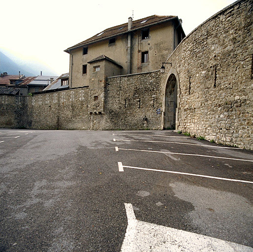 Rentrant nord-ouest vu de l'ouest. Au centre, arrière de la caserne Gassendi. A droite, passage dit porte des Tennis.