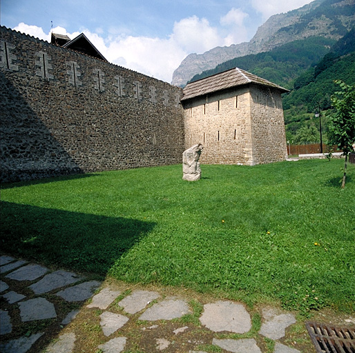 Tour Saint Joseph et courtine de la porte de Savoie.