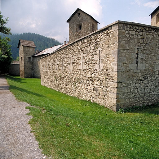 Front nord. Vue oblique prise vers le sud-est. A droite, réduit et tour de droite de la porte de Savoie. Plus loin, tour Clarian et tour Dauphine.